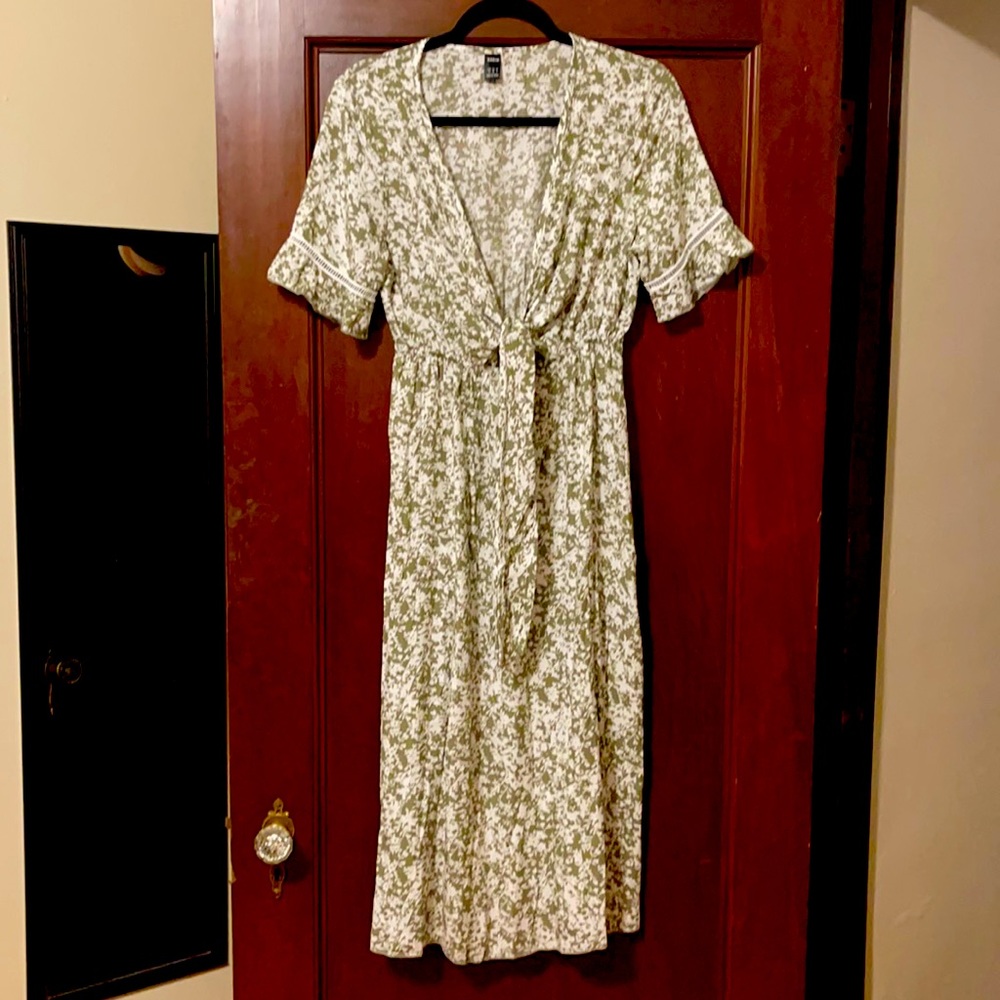 Medium, green & white, floral short sleeve dress. Ties in the front.